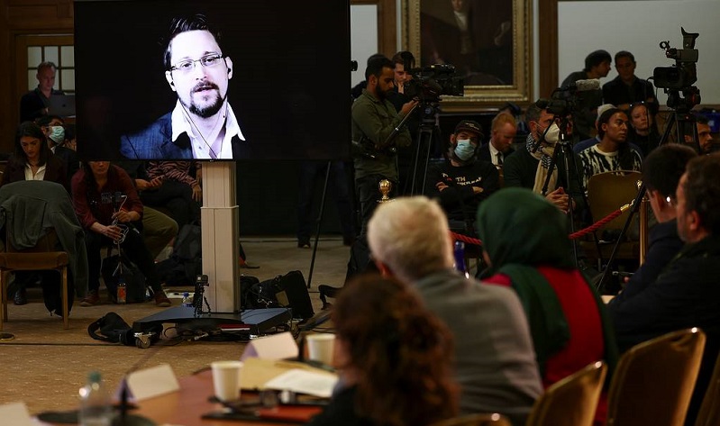 Edward Snowden awarded Russian passport