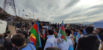 Protester: Shusha-Khankandi road was blocked not by us, but by Russian peacekeepers – News.Az reports from site (VIDEO)