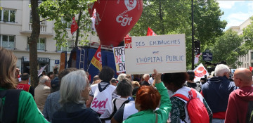 Doctors in France extend strike for another week