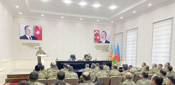 Azerbaijani defense minister visits Land Forces' headquarters (PHOTO)