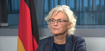 German defense minister announces resignation