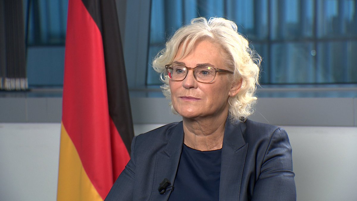German defense minister announces resignation