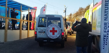 Four ICRC vehicles move freely along Azerbaijan's Lachin-Khankendi road