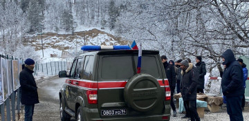 Another car of Russian peacekeepers drives freely along Azerbaijan's Lachin-Khankendi road