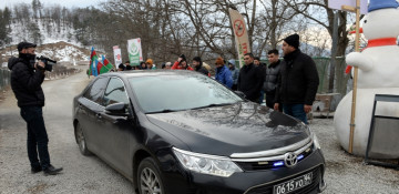Four more vehicles of Russian peacekeepers passed freely along the protest area
