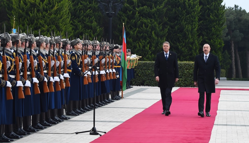 Official welcome ceremony held for Romanian president in Baku 