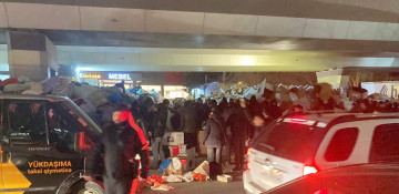 Azerbaijanis continue collecting humanitarian aid for Türkiye at night hours