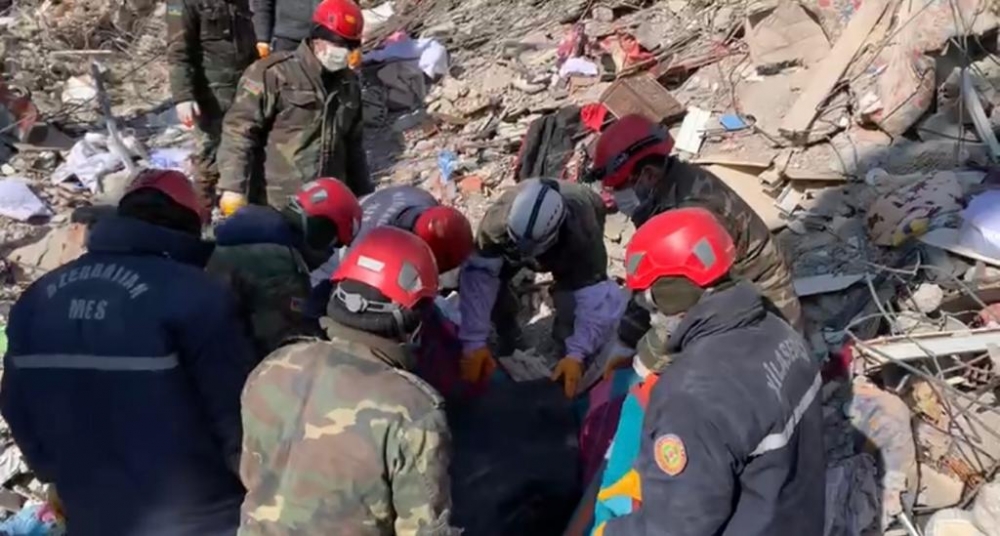 Azerbaijani rescuers continue search and rescue operations in Türkiye (VIDEO)