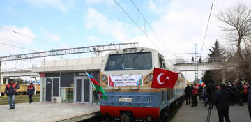 Azerbaijan sends 25 containers of humanitarian aid to quake-hit Türkiye via BTK railway 