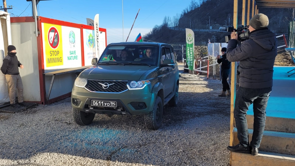 Russian peacekeepers’ passenger cars drive freely to Azerbaijan’s Lacin