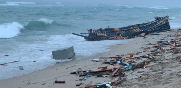 More than 100 migrants feared dead in Italy shipwreck