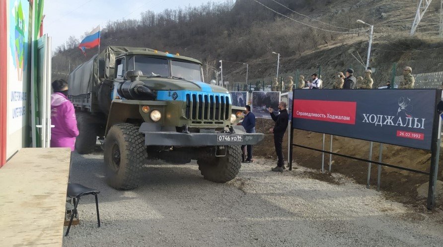 11 vehicles of Russian peacekeepers move freely along Lachin-Khankendi road