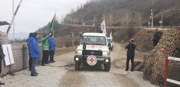 Lachin-Khankendi road: Two ICRC vehicles move freely through protest area