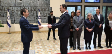 Azerbaijani ambassador presents his credentials to Israeli president