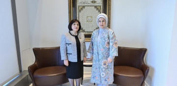 Azerbaijani parliament speaker meets with Turkish first lady