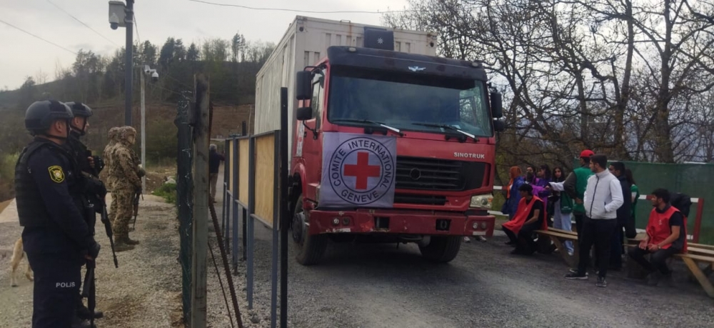 Lachin-Khankendi road: ICRC vehicles pass unhindered through protest area