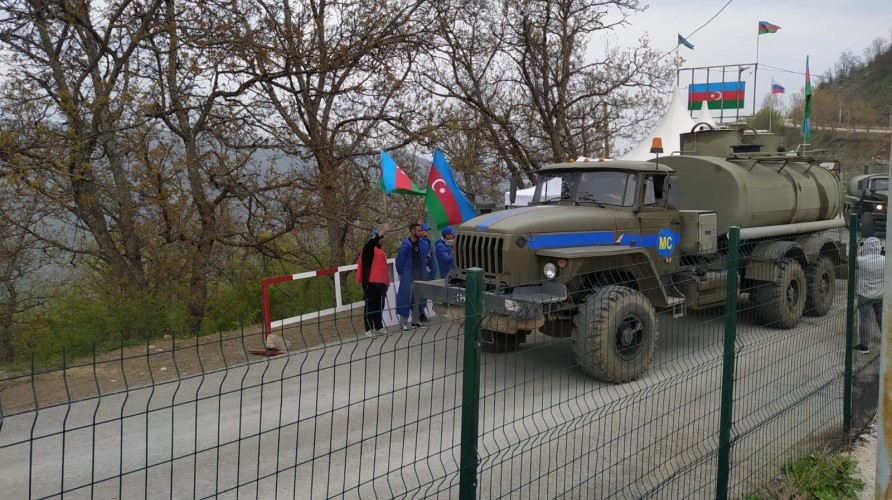Lachin-Khankendi road: Convoy of Russian peacekeepers’ vehicles moves unhindered through protest area