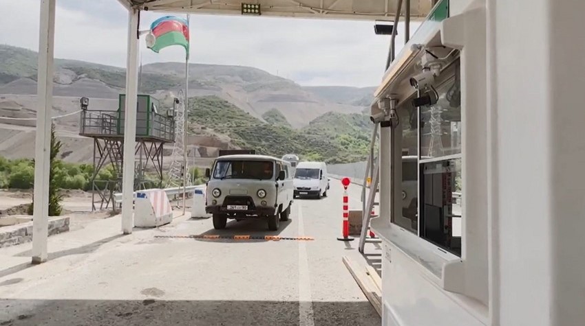 Azerbaijan ensures passage of civilians at border checkpoint on Lachin-Khankendi road (VIDEO)