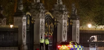 Man arrested outside Buckingham Palace