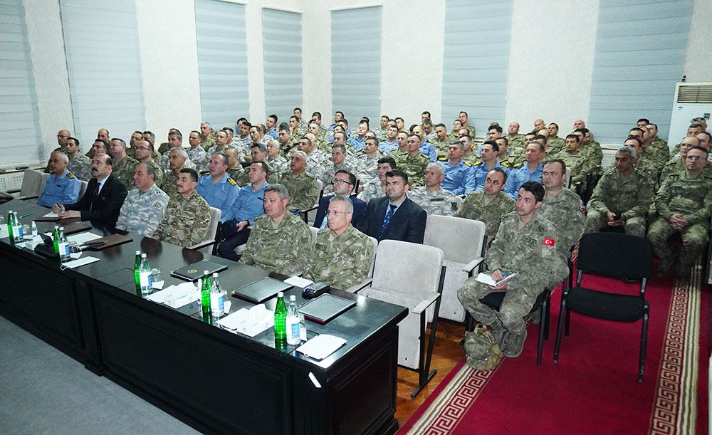 Commander of Azerbaijani Ground Forces meets with Turkish delegation