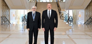 President Ilham Aliyev presents “Istiglal” Order to People's Artist Ogtay Mirgasimov