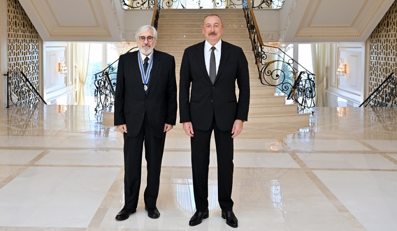 President Ilham Aliyev presents “Istiglal” Order to People's Artist Ogtay Mirgasimov