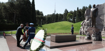 Pakistani PM visits tomb of Azerbaijan’s Great Leader Heydar Aliyev