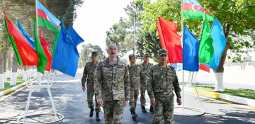 President Ilham Aliyev views conditions created at Defense Ministry commando unit and presents battle flag to military unit