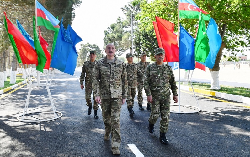 President Ilham Aliyev views conditions created at Defense Ministry commando unit and presents battle flag to military unit