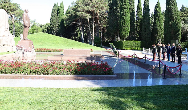 Azerbaijani Defense Ministry’s leadership visits Alley of Honor and Alley of Martyrs