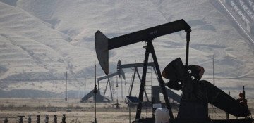 Oil rises on supply worries, U.S. summer demand hopes