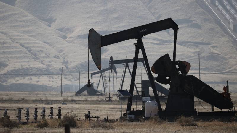 Oil rises on supply worries, U.S. summer demand hopes