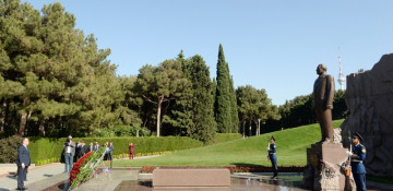 Albanian president pays respect to National Leader Heydar Aliyev and Azerbaijani martyrs