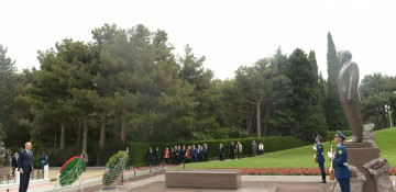 Turkish parliament speaker pays respect to Great Leader Heydar Aliyev and Azerbaijani martyrs
