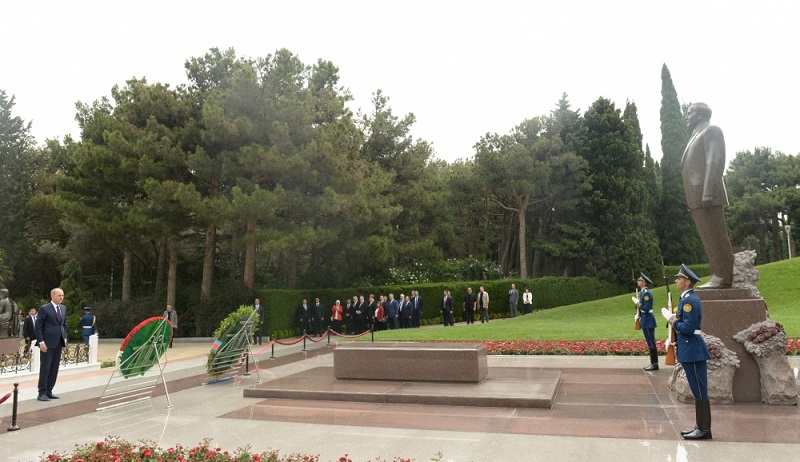 Turkish parliament speaker pays respect to Great Leader Heydar Aliyev and Azerbaijani martyrs