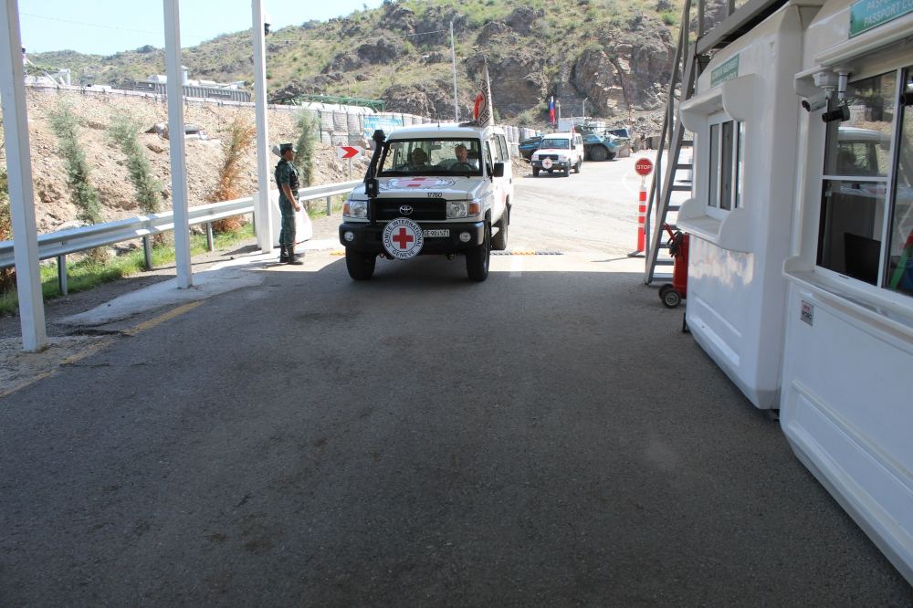 Armenian residents of Azerbaijan's Karabakh freely pass through Lachin border checkpoint