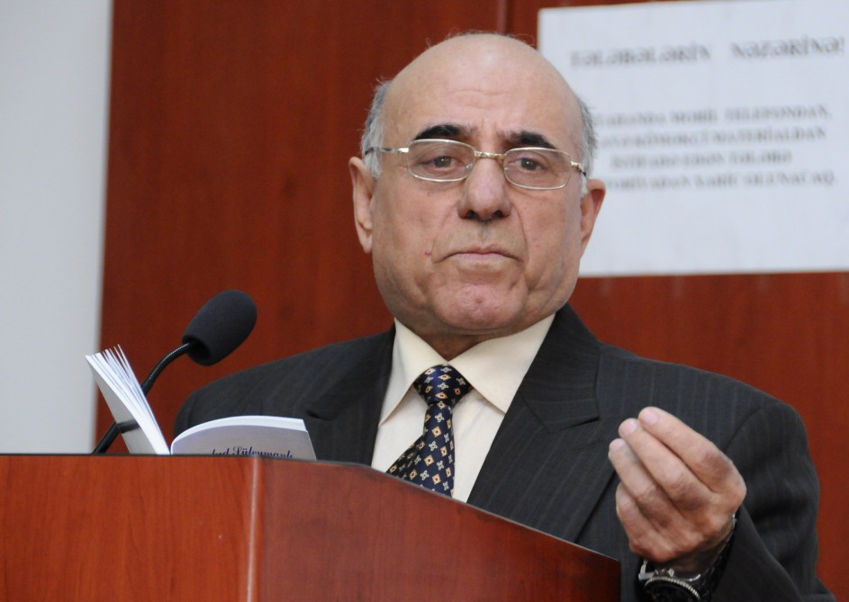 Azerbaijani writer awarded with Sharaf Order following presidential decree