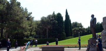 President Shavkat Mirziyoyev visits tomb of Great Leader Heydar Aliyev