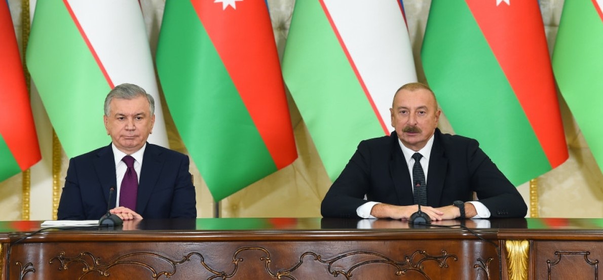 President Ilham Aliyev is hosting state reception in honor of President Shavkat Mirziyoyev