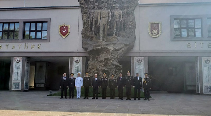 Azerbaijan’s defense minister attends graduation ceremony of Turkish Land Forces Academy