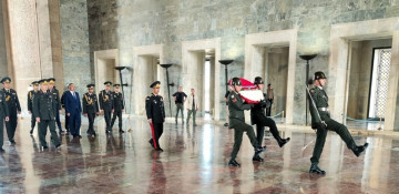 Azerbaijan’s defense minister visits Anitkabir in Ankara