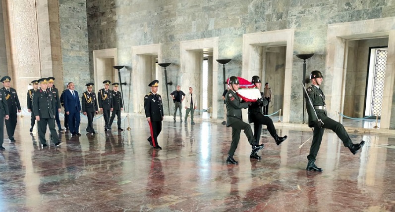 Azerbaijan’s defense minister visits Anitkabir in Ankara