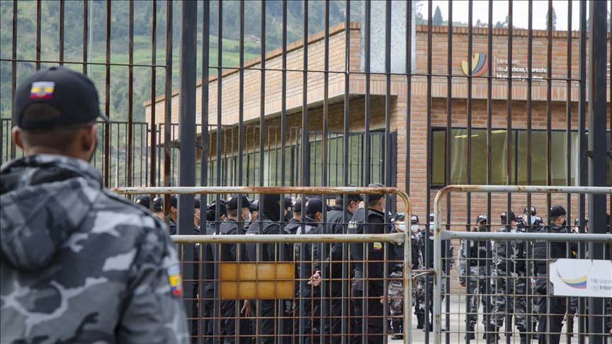 Inmates seize 50 guards, 7 police officers in 6 prisons in Ecuador