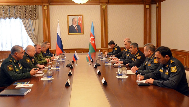 Azerbaijan’s defense minister receives new commander of Russian peacekeeping forces