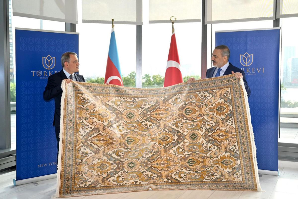 Azerbaijani FM presents Karabakh carpet to Turkish FM