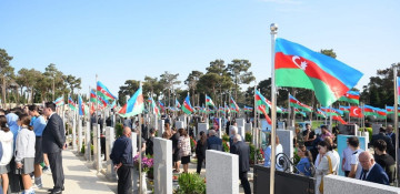 Azerbaijani people pay respect to Patriotic War martyrs (PHOTO)