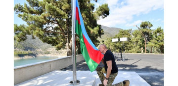 President Ilham Aliyev raises national flag of Azerbaijan on territory of Sarsang reservoir