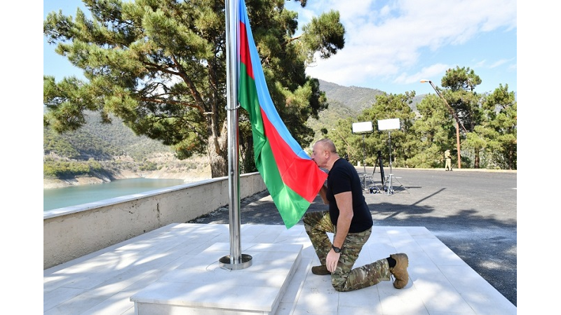 President Ilham Aliyev raises national flag of Azerbaijan on territory of Sarsang reservoir