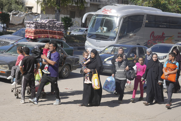 First evacuees leave Gaza as Israeli offensive intensifies