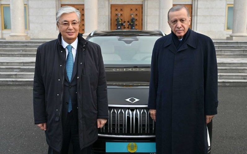 Turkish president presents TOGG electric car to Kazakh counterpart